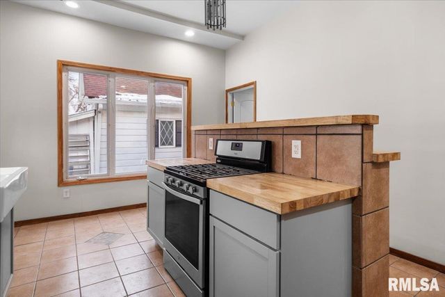 1037 N 8TH Street, Springfield, IL 62702