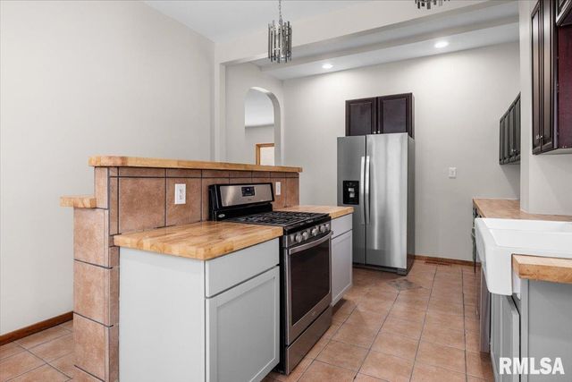 1037 N 8TH Street, Springfield, IL 62702