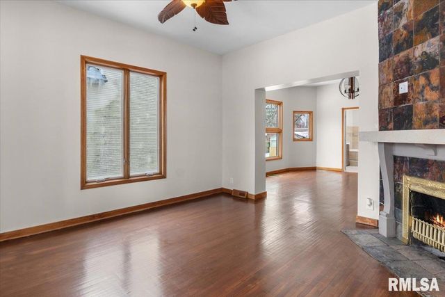 1037 N 8TH Street, Springfield, IL 62702