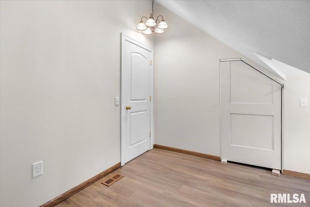 1037 N 8TH Street, Springfield, IL 62702