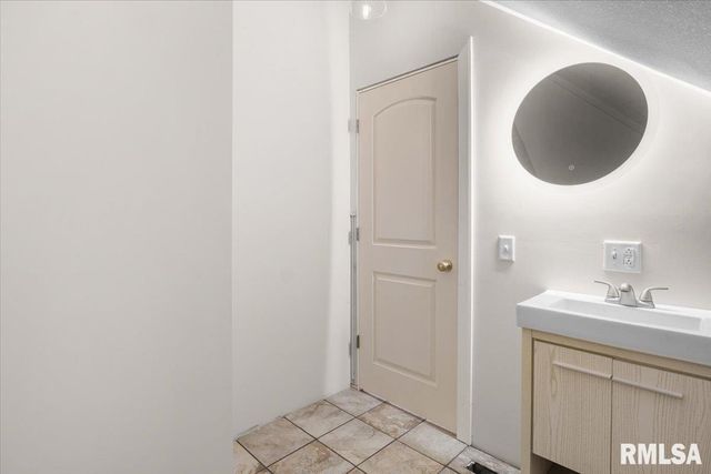 1037 N 8TH Street, Springfield, IL 62702