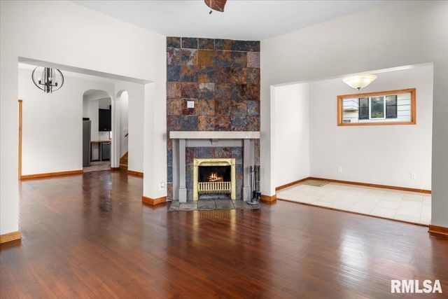 1037 N 8TH Street, Springfield, IL 62702