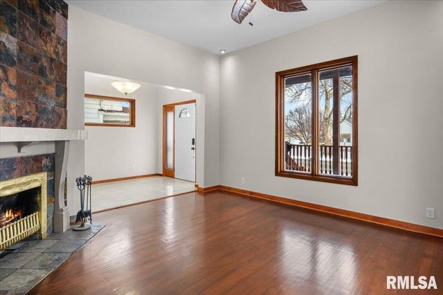 1037 N 8TH Street, Springfield, IL 62702