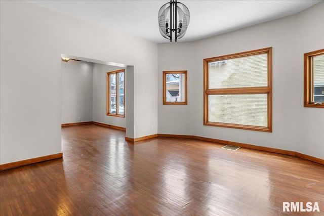 1037 N 8TH Street, Springfield, IL 62702