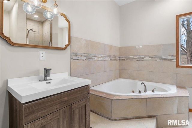 1037 N 8TH Street, Springfield, IL 62702