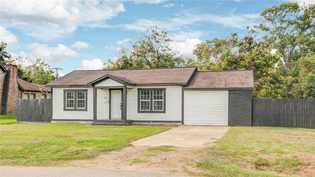 609 Hurst Street, Angleton, TX 77515