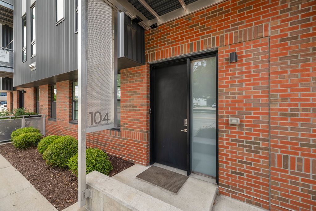 450 SW 7th Street 104, Des Moines, IA 50309