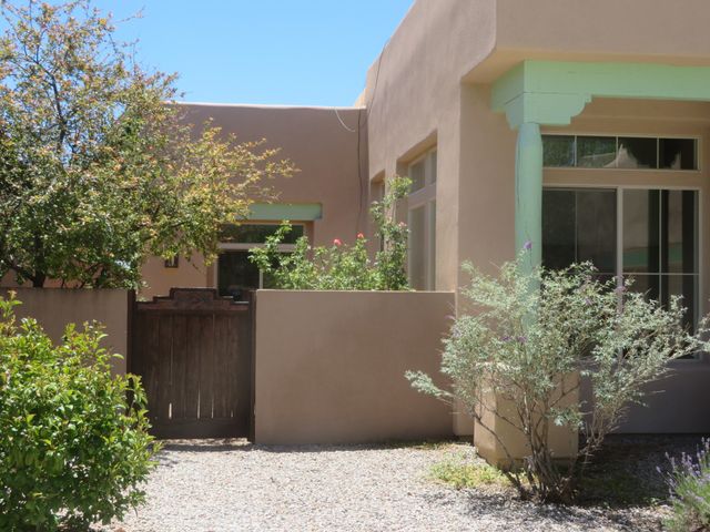 92 Canada del Rancho, Santa Fe, NM 87508