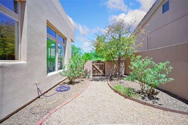 92 Canada del Rancho, Santa Fe, NM 87508
