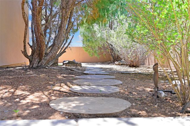 92 Canada del Rancho, Santa Fe, NM 87508