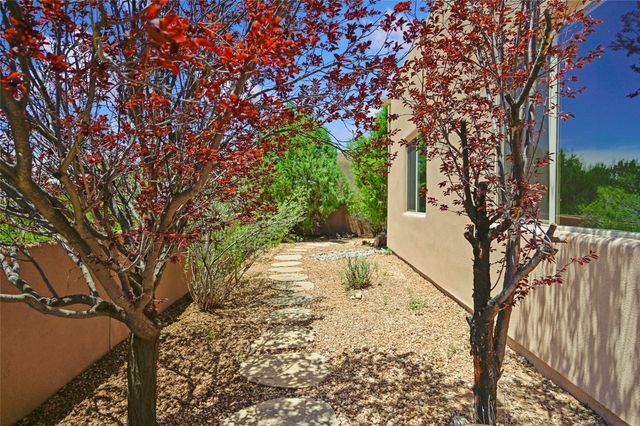 92 Canada del Rancho, Santa Fe, NM 87508