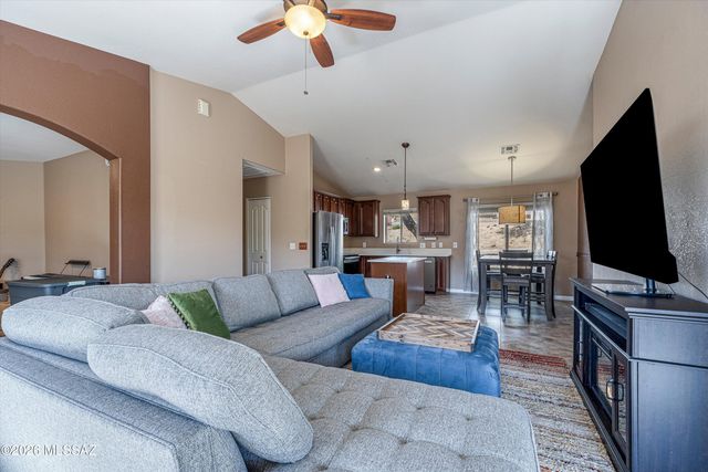 10790 S April Spring Place, Vail, AZ 85641