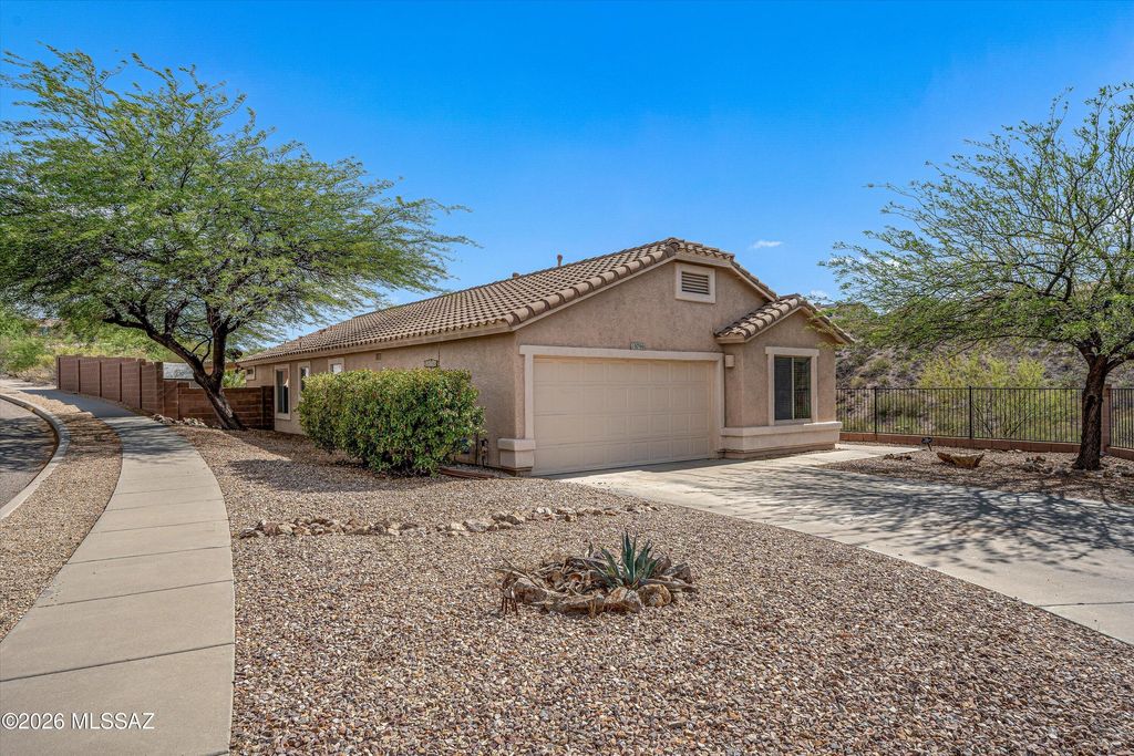 10790 S April Spring Place, Vail, AZ 85641