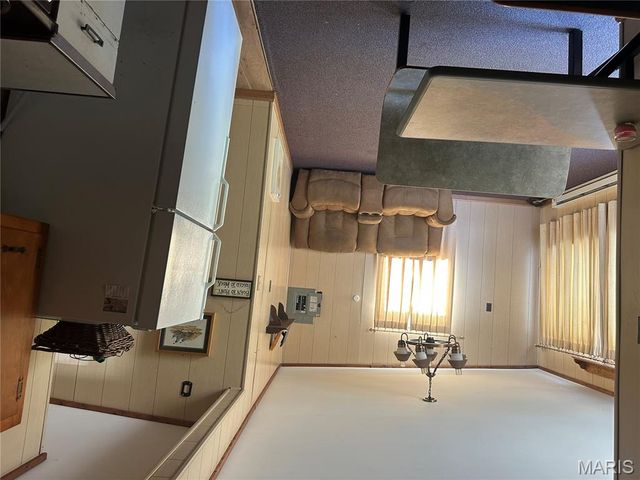 72 S River Road, Elsberry, MO 63343