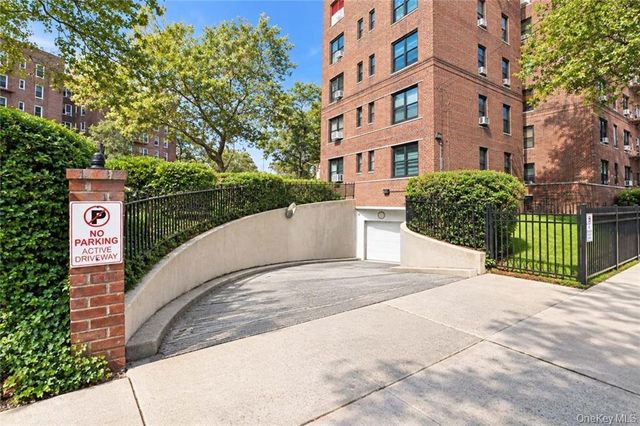 84-01 Main Street 429, Briarwood, NY 11435