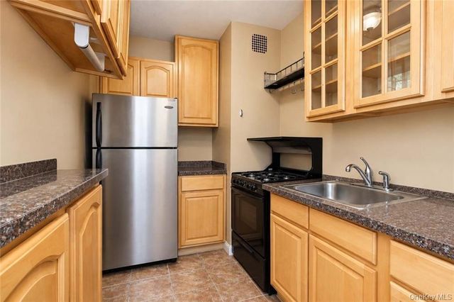 84-01 Main Street 429, Briarwood, NY 11435