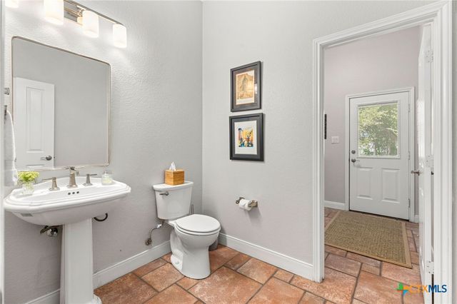 326 Red Bird Lane, Kingsbury, TX 78638