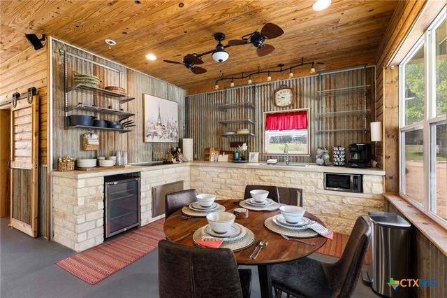 326 Red Bird Lane, Kingsbury, TX 78638