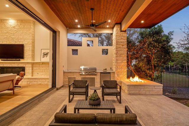 8221 Carranzo DR, Austin, TX 78735