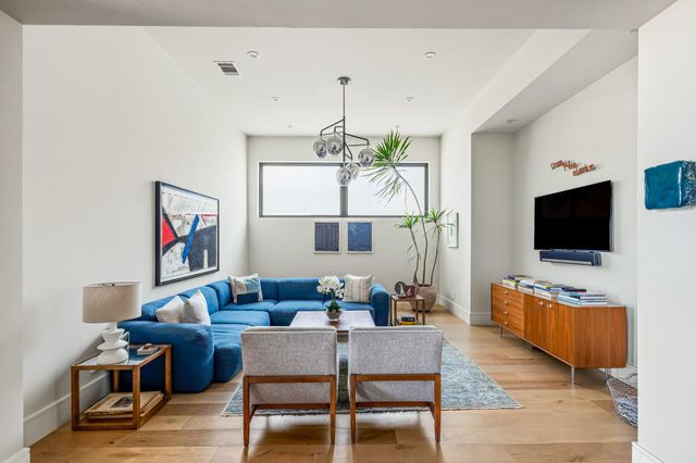 8221 Carranzo DR, Austin, TX 78735