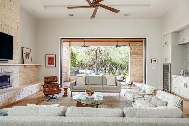 8221 Carranzo DR, Austin, TX 78735