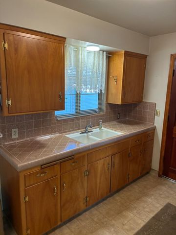 6874 E E. Olive Avenue E, Fresno, CA 93727