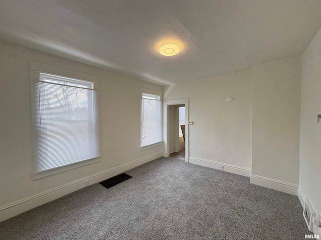 2700 W MARQUETTE Street, Peoria, IL 61605