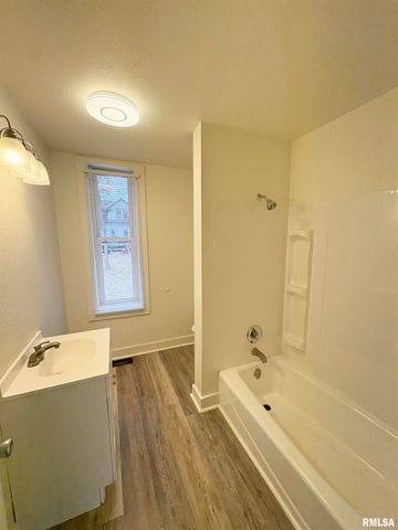 2700 W MARQUETTE Street, Peoria, IL 61605