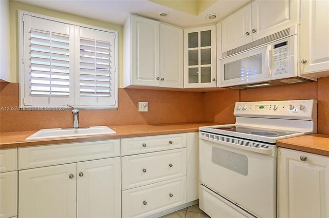 7 Westwood Ave 106C, Tequesta, FL 33469