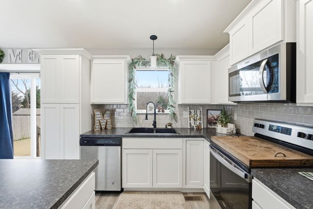 867 S Cattail Circle, Haysville, KS 67060