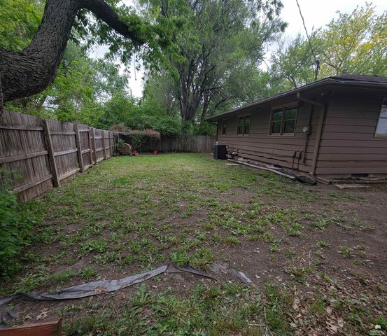 3118 SE Illinois Avenue, Topeka, KS 66605