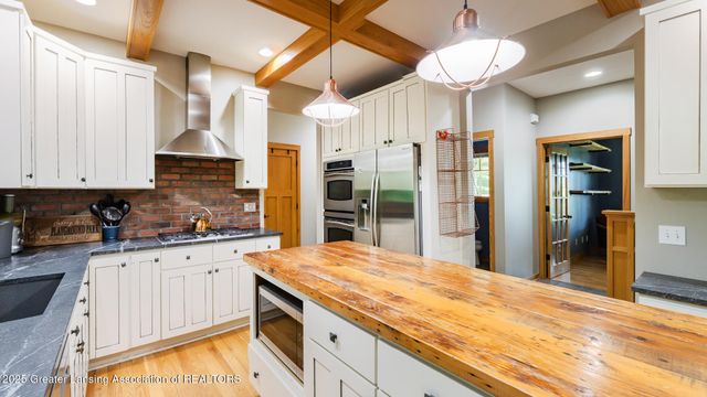 1020 Cherry Valle Lane, Williamston, MI 48895