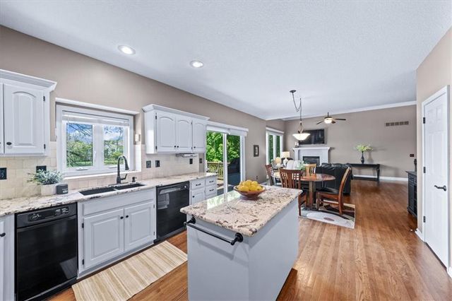 2716 SW ARTHUR Drive, Lee's Summit, MO 64082