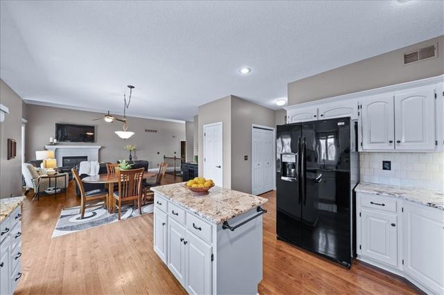 2716 SW ARTHUR Drive, Lee's Summit, MO 64082