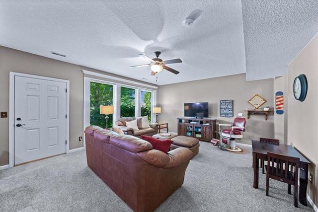 2716 SW ARTHUR Drive, Lee's Summit, MO 64082