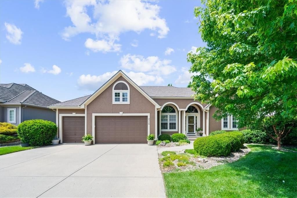2716 SW ARTHUR Drive, Lee's Summit, MO 64082