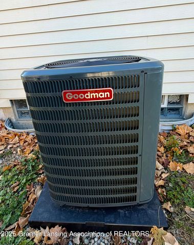 2521 Hopkins Avenue, Lansing, MI 48912