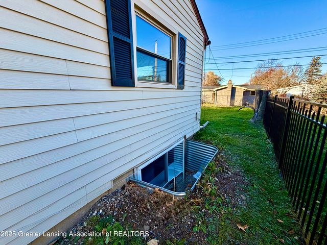 2521 Hopkins Avenue, Lansing, MI 48912