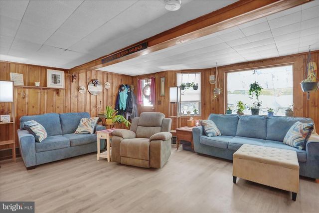 1825 MOSELEM SPRINGS RD, Hamburg, PA 19526