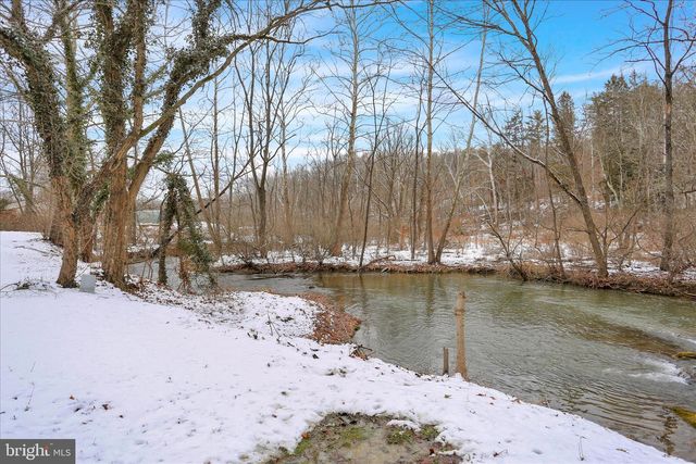 1825 MOSELEM SPRINGS RD, Hamburg, PA 19526