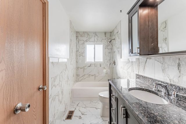 729 Yates Avenue, Romeoville, IL 60446