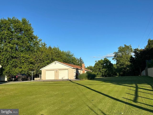 1995 HANOVER PIKE, Hanover, PA 17331