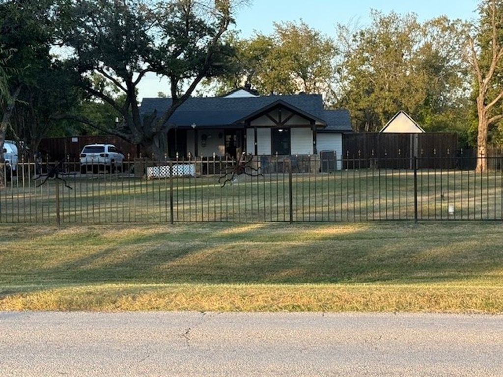 906 Griffith Avenue, Terrell, TX 75160