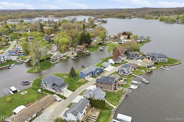 2299 Kingston Street, White Lake, MI 48386