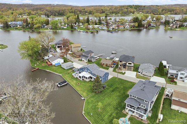 2299 Kingston Street, White Lake, MI 48386