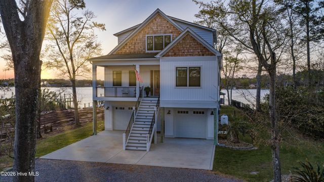 823 Chadwick Shores Drive, Sneads Ferry, NC 28460