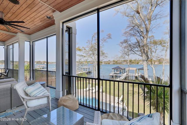 823 Chadwick Shores Drive, Sneads Ferry, NC 28460