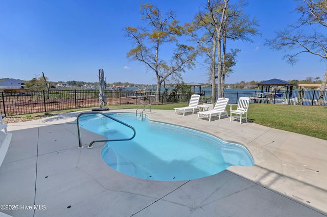 823 Chadwick Shores Drive, Sneads Ferry, NC 28460