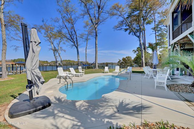 823 Chadwick Shores Drive, Sneads Ferry, NC 28460