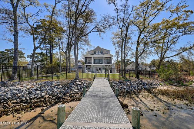 823 Chadwick Shores Drive, Sneads Ferry, NC 28460